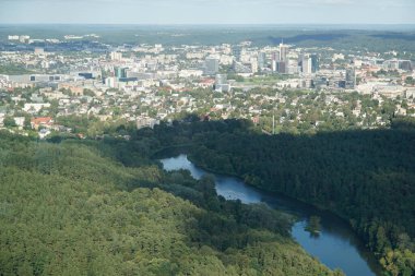 Vilnius, Litvanya - 4 Eylül 2023 - Vilija Nehri üzerindeki hava manzarası ve konut binaları