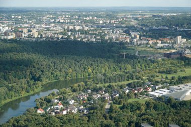 Vilnius, Litvanya - 4 Eylül 2023 - Vilija Nehri üzerindeki hava manzarası ve konut binaları