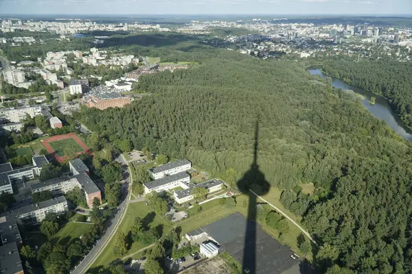 Vilnius, Litvanya - 4 Eylül 2023 - Vilija Nehri ve konut binaları üzerindeki hava manzarası. Görünür TV kulesi gölgesi.