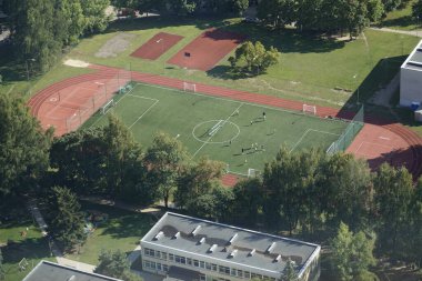 Vilnius, Litvanya - 4 Eylül 2023 - TV kulesinden futbol sahasına hava görüntüsü