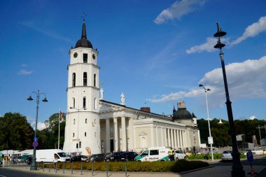 Vilnius, Litvanya - 3 Eylül 2023 - St. Stanislaus Katedrali ve Vilnius St. Ladislaus Kilisesi