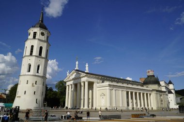 Vilnius, Litvanya - 3 Eylül 2023 - St. Stanislaus Katedrali ve Vilnius St. Ladislaus Kilisesi