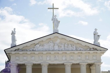 Vilnius, Litvanya - 3 Eylül 2023 - Vilnius Katedrali - ana girişteki heykeller
