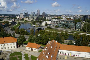 Vilnius, Litvanya - 3 Eylül 2023 - Modern ofis binaları ve Vilija Nehri