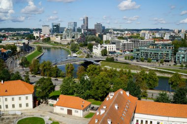 Vilnius, Litvanya - 3 Eylül 2023 - Modern ofis binaları ve Vilija Nehri 'nin havadan görünüşü