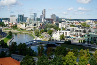 Vilnius, Litvanya - 3 Eylül 2023 - Modern ofis binaları ve Vilija Nehri