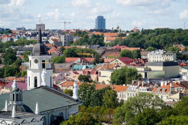 Vilnius, Litvanya - 3 Eylül 2023 - Eski kasaba ve kilisenin havadan görünüşü