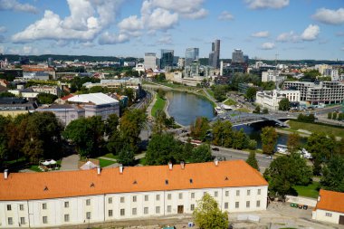 Vilnius, Litvanya - 3 Eylül 2023 - Vilija Nehri ile Şehir