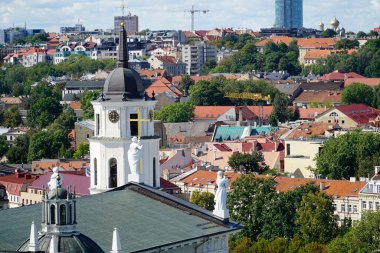 Vilnius, Litvanya - 3 Eylül 2023 - Eski kasaba ve kilisenin havadan görünüşü