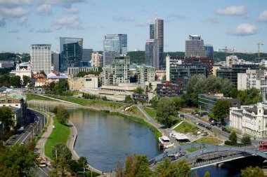Vilnius, Litvanya - 3 Eylül 2023 - Modern ofis binaları ve Vilija Nehri