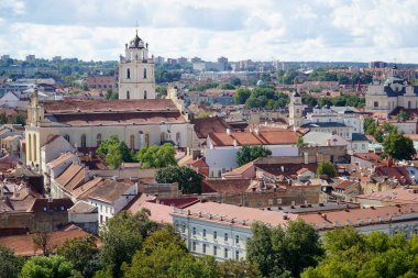 Vilnius, Litvanya - 3 Eylül 2023 - Eski kasaba ve kilisenin havadan görünüşü