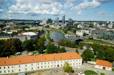 Vilnius, Litvanya - 3 Eylül 2023 - Modern ofis binaları ve Vilija Nehri