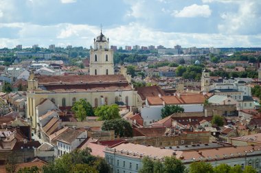 Vilnius, Litvanya - 3 Eylül 2023 - Eski kasaba ve kilisenin havadan görünüşü