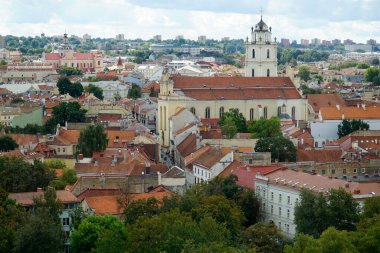 Vilnius, Litvanya - 3 Eylül 2023 - Eski kasaba ve kilisenin havadan görünüşü