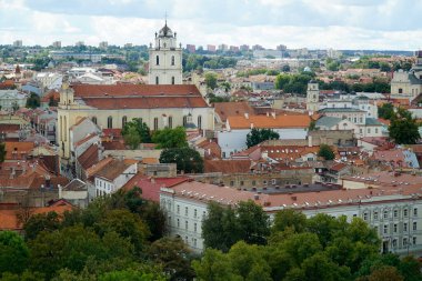 Vilnius, Litvanya - 3 Eylül 2023 - Eski kasaba ve kilisenin havadan görünüşü