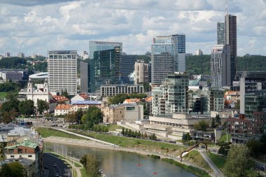 Vilnius, Litvanya - 3 Eylül 2023 - Modern ofis binaları ve Vilija Nehri