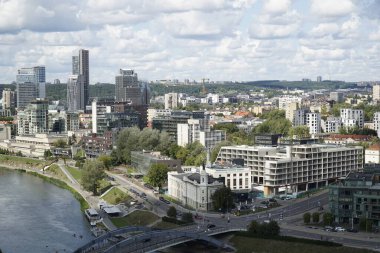 Vilnius, Litvanya - 3 Eylül 2023 - Modern ofis binaları ve Vilija Nehri