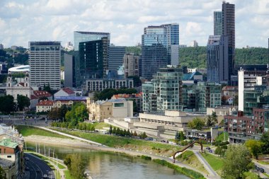 Vilnius, Litvanya - 3 Eylül 2023 - Modern ofis binaları ve Vilija Nehri