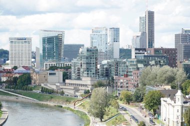 Vilnius, Litvanya - 3 Eylül 2023 - Modern ofis binaları ve Vilija Nehri