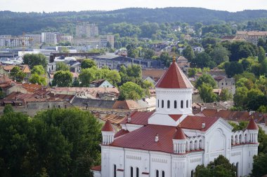 Vilnius, Litvanya - 3 Eylül 2023 - Eski kasaba ve kilisenin havadan görünüşü