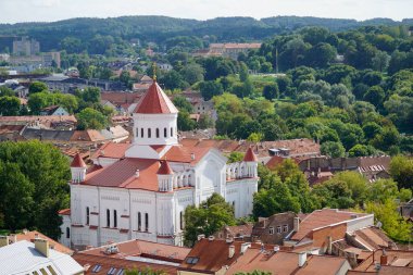 Vilnius, Litvanya - 3 Eylül 2023 - Eski kasaba ve kilisenin havadan görünüşü