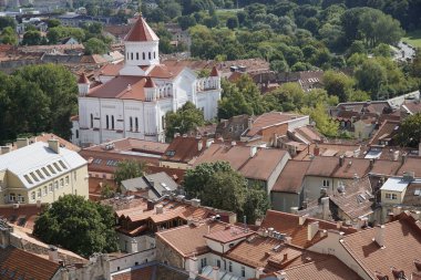 Vilnius, Litvanya - 3 Eylül 2023 - Eski kasaba ve kilisenin havadan görünüşü