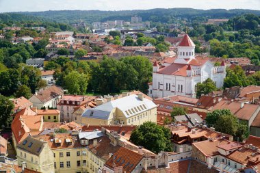 Vilnius, Litvanya - 3 Eylül 2023 - Eski kasaba ve kilisenin havadan görünüşü