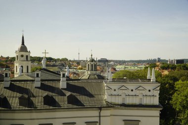 Vilnius, Litvanya - 3 Eylül 2023 - Kale Kulesi ve Eski Şehir