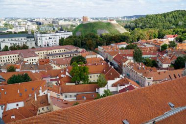Vilnius, Litvanya - 3 Eylül 2023 - Tepedeki ve eski kasabadaki Gediminas Kalesi