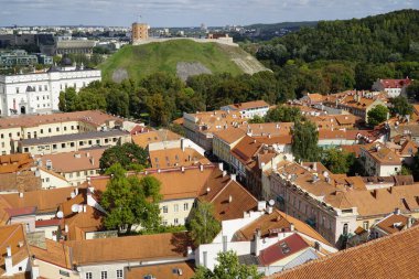 Vilnius, Litvanya - 3 Eylül 2023 - Tepedeki ve eski kasabadaki Gediminas Kalesi