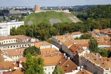 Vilnius, Litvanya - 3 Eylül 2023 - Tepedeki ve eski kasabadaki Gediminas Kalesi