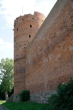 Ciechanow, Polonya - 8 Haziran 2024 - Masovian Dük Kalesi - kulenin etrafında ve savunma duvarları