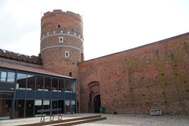 Ciechanow, Polonya - 8 Haziran 2024 Masovia Dükleri Şatosu ve modern müze binası