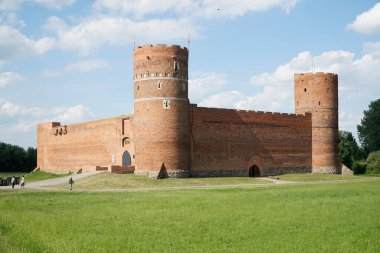 Ciechanow, Polonya - 8 Haziran 2024 - Dış duvarlar ve kuleler - Masovian Dukes Kalesi