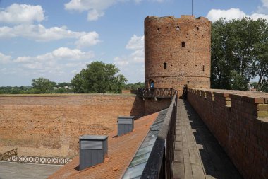 Ciechanow, Polonya - 8 Haziran 2024 Masovia Dükleri Kalesi 'ndeki iki kule arasında geçiş