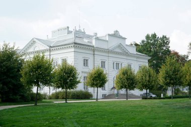 Trakai, Litvanya - 13 Eylül 2023 - Uzutrakis Malikanesi, Tyszkiewicz Aile Sarayı