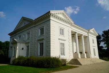 Trakai, Litvanya - 13 Eylül 2023 - Uzutrakis Malikanesi, Tyszkiewicz Aile Sarayı