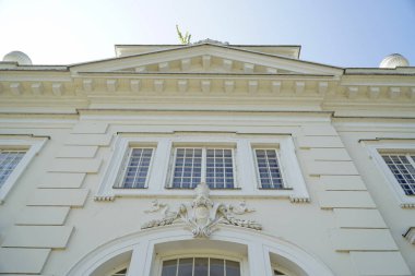 Trakai, Litvanya - 13 Eylül 2023 - Uzutrakis Malikanesi, Tyszkiewicz aile sarayı - ön cephede yakın plan