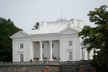 Trakai, Litvanya - 13 Eylül 2023 - Uzutrakis Malikanesi, Tyszkiewicz aile sarayı - Galve göl tarafından manzara