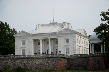 Trakai, Litvanya - 13 Eylül 2023 - Uzutrakis Malikanesi, Tyszkiewicz aile sarayı - Galve göl tarafından manzara