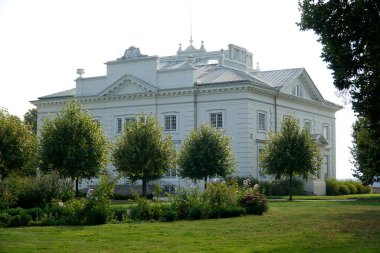 Trakai, Litvanya - 13 Eylül 2023 - Uzutrakis Malikanesi, Tyszkiewicz Aile Sarayı - Bahçe tarafından manzara