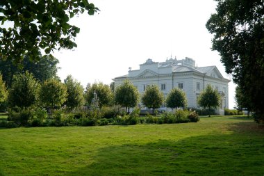 Trakai, Litvanya - 13 Eylül 2023 - Uzutrakis Malikanesi, Tyszkiewicz Aile Sarayı - Bahçe tarafından manzara