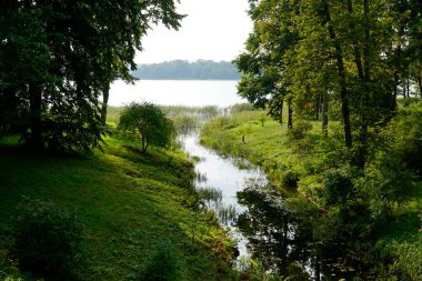 Trakai, Litvanya - 13 Eylül 2023 - Park ve Galve Gölü Kanalı - Uzutrakis Malikanesi, Tyszkiewicz aile konutu