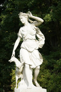 Trakai, Litvanya - 13 Eylül 2023 - Diana heykeli park halinde - Uzutrakis Malikanesi, Tyszkiewicz aile evi