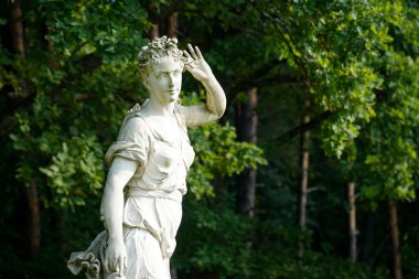 Trakai, Litvanya - 13 Eylül 2023 - Diana heykeli park halinde - Uzutrakis Malikanesi, Tyszkiewicz aile evi