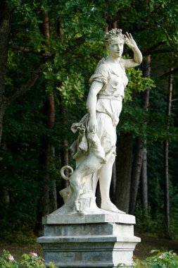 Trakai, Litvanya - 13 Eylül 2023 - Diana heykeli park halinde - Uzutrakis Malikanesi, Tyszkiewicz aile evi