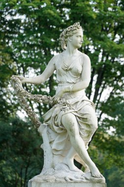 Trakai, Litvanya - 13 Eylül 2023 - Flora heykeli park halinde - Uzutrakis Malikanesi, Tyszkiewicz aile evi