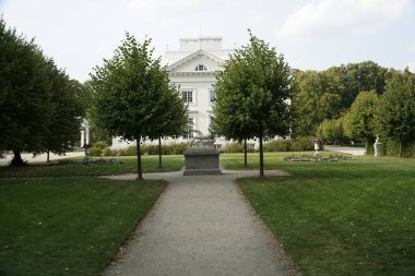 Trakai, Litvanya - 13 Eylül 2023 - Park ve saraydaki Dionysus heykeli - Uzutrakis Malikanesi, Tyszkiewicz aile konutu