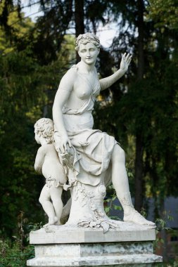 Trakai, Litvanya - 13 Eylül 2023 - Park 'taki Hamadriada heykeli - Uzutrakis Malikanesi, Tyszkiewicz ailesinin evi