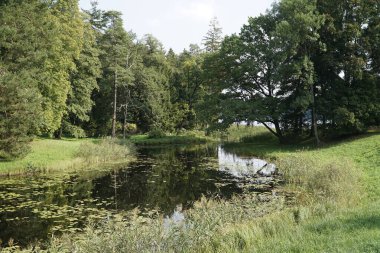 Trakai, Litvanya - 13 Eylül 2023 - Park Pond - Uzutrakis Malikânesi, Tyszkiewicz aile evi